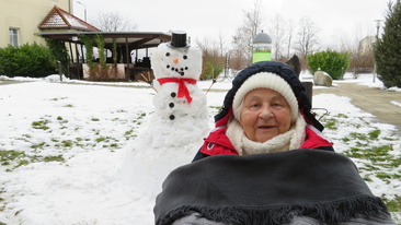 Heimbewohnerin freut sich über den gebauten Schneemann im Garten